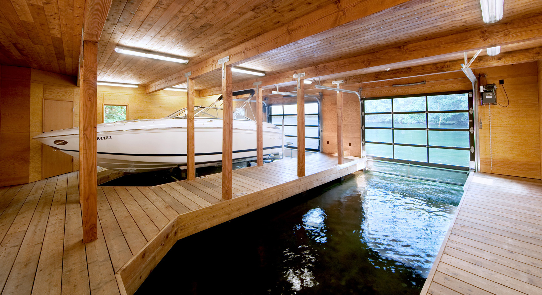 Дом для катера на озере